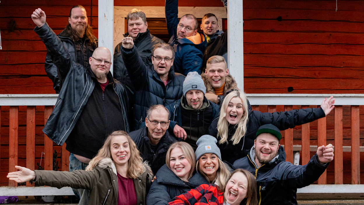 Parasta ruokaa Suomesta -kampanjan somevaikuttajat ovat koonneet voimansa yhteen. Etualalla syleilyyn on kaapattu Amski.