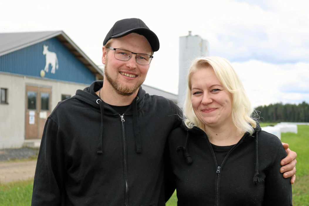 Maija ja Teemu Muuraiskangas aloittivat tilanpidon alle kaksikymppisinä. "Työ tekijäänsä neuvoo, onnistumiset palkitsevat ja palo työhön vie eteenpäin", he kertovat.