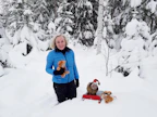 Nukketeatterinäytelmä taltioitiin kotikuusikossa, jota oman väen kesken kutsutaan Satumetsäksi. ”Elementtinä lumi oli aivan ihana. Aito luonto antaa esitykselle oman säväyksensä”, Päivi Samppala sanoo.