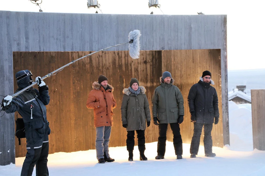 Maximilian Brückner, Iina Kuustonen, Joi Johannsson ja Clemens Schick valmistautumassa kuvattavaan kohtaukseen. Arctic Resort -niminen hotelli luodaan digitaalisesti matalan kulissin päälle myöhemmin.