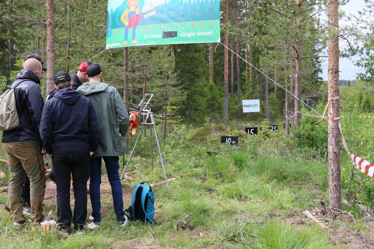 Ruotsalaisen mediasivusto Skogsforumin osastolla oli kilpailu moottorisahalla tapahtuvalla kiekonheitolla. Telineessä olevan sahan terälaipalla ammuttiin telineeseen asetettuja puukiekkoja.