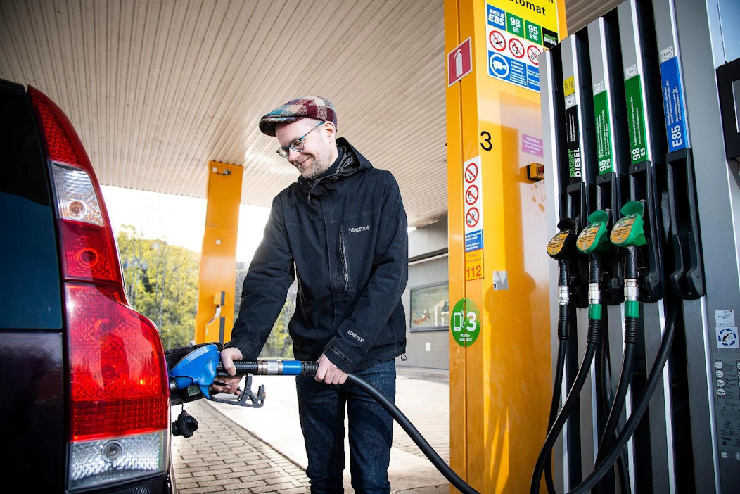 Janne Kilpinen tankkasi ajoneuvoonsa kotimaista bioetanolia viime tiistaina helsinkiläisellä huoltoasemalla. Autossa on myös kaasutankki.