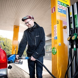 Janne Kilpinen tankkasi ajoneuvoonsa kotimaista bioetanolia viime tiistaina helsinkiläisellä huoltoasemalla. Autossa on myös kaasutankki.
