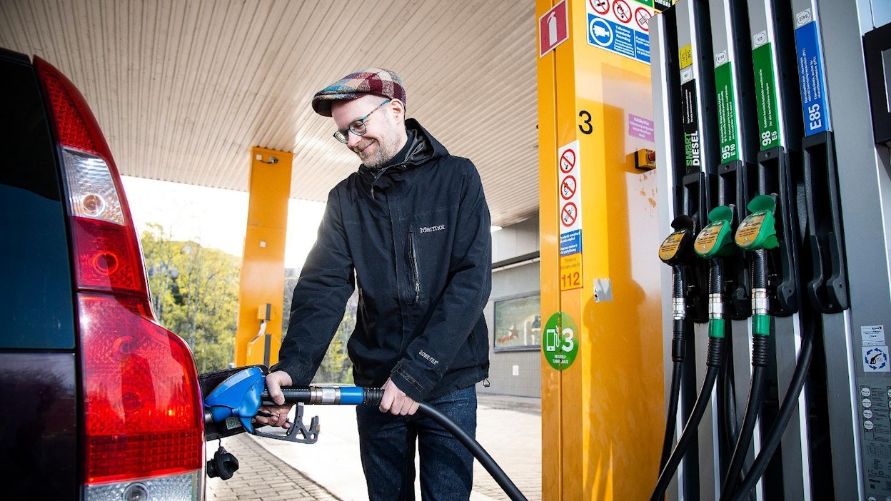 Janne Kilpinen tankkasi ajoneuvoonsa kotimaista bioetanolia viime tiistaina helsinkiläisellä huoltoasemalla. Autossa on myös kaasutankki.