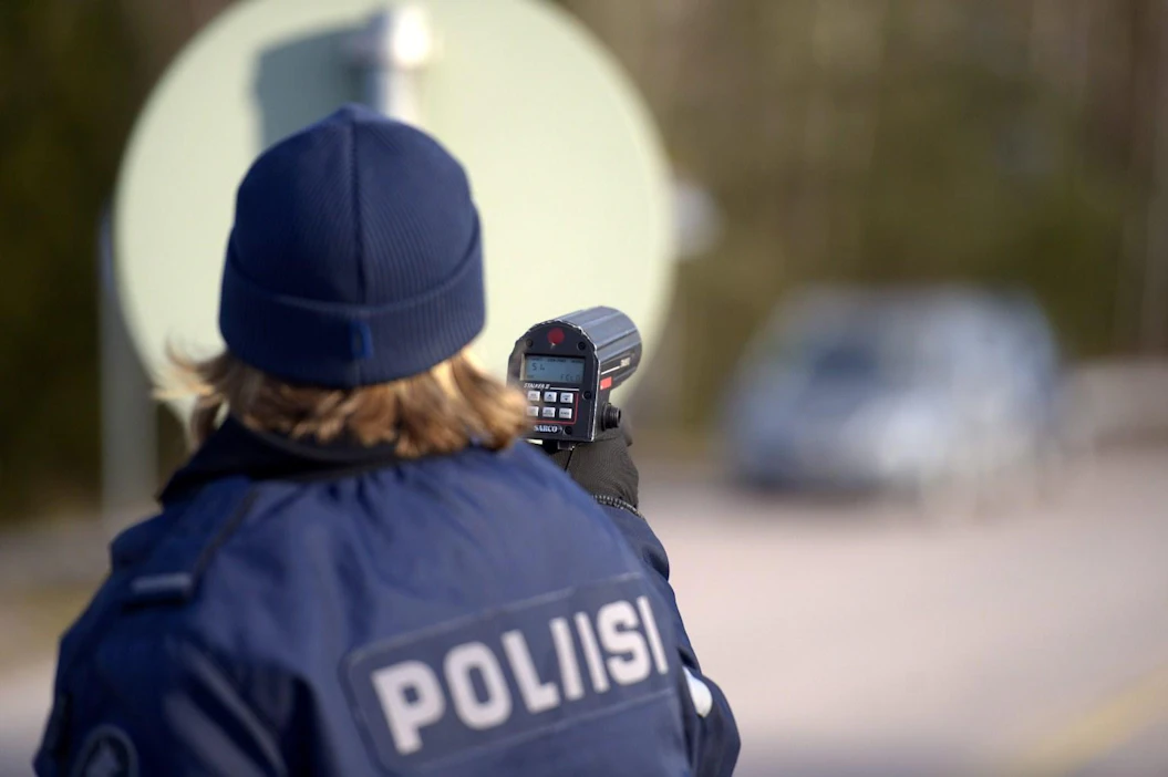 Poliisi tarkkailee erityisesti sellaisia taajama-alueita, joissa ylinopeudet ovat tyypillisiä. LEHTIKUVA / Antti Aimo-Koivisto