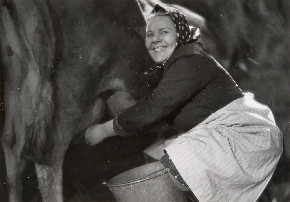 Elna Hellman näyttelee piika Mantan roolissa Nyrki Tapiovaaran elokuvassa "Miehen tie" vuodelta 1940. Kuva museoviraston arkistosta.