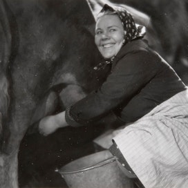 Elna Hellman näyttelee piika Mantan roolissa Nyrki Tapiovaaran elokuvassa &quot;Miehen tie&quot; vuodelta 1940. Kuva museoviraston arkistosta.