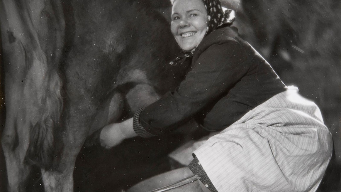 Elna Hellman näyttelee piika Mantan roolissa Nyrki Tapiovaaran elokuvassa &quot;Miehen tie&quot; vuodelta 1940. Kuva museoviraston arkistosta.