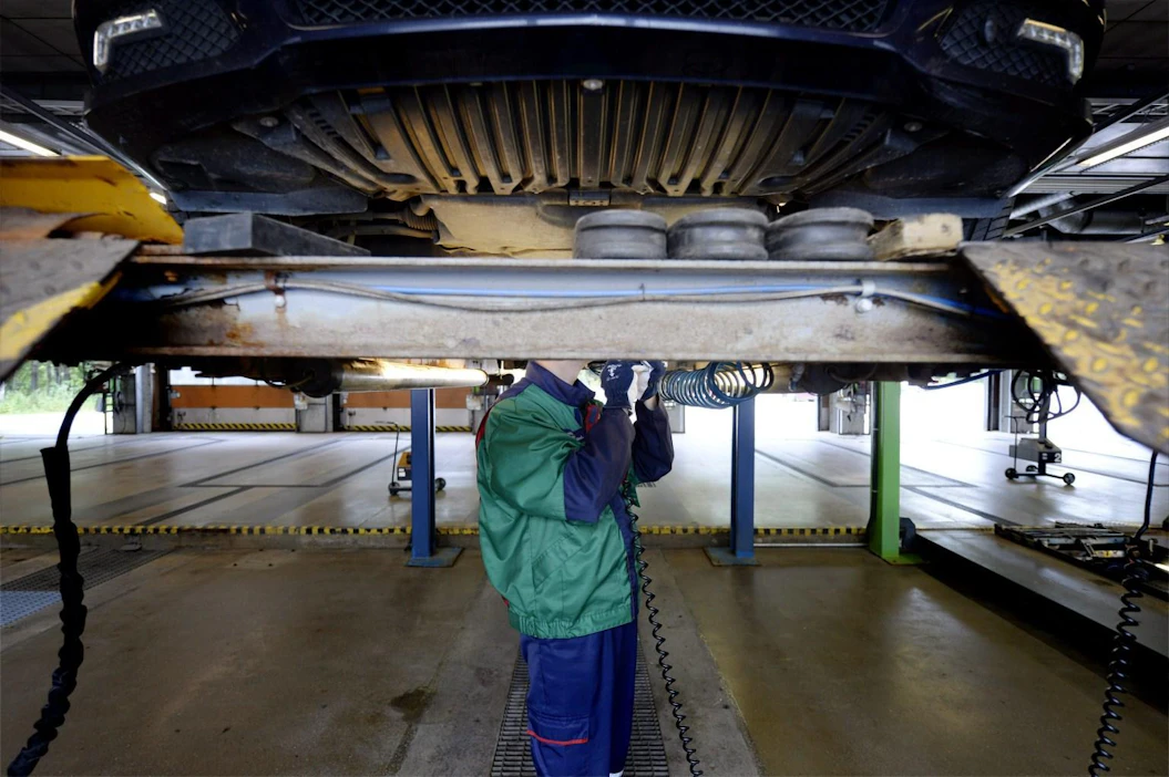 Toukokuusta lähtien henkilöautot pitää katsastaa ensimmäistä kertaa neljän vuoden ikäisinä. Sen jälkeen katsastusväli on kaksi vuotta 10 vuoden ikään saakka, jonka jälkeen auto pitää viedä katsastukseen joka vuosi. LEHTIKUVA / Antti Aimo-Koivisto
