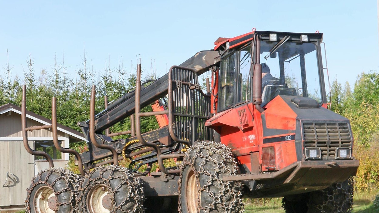 Volvo BM Valmet 832 -kuormatraktori tuli markkinoille vuonna 1985.