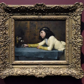 Helene Schjerbeckin maalaus Tyttö madonnankuvan edessä vuodelta 1881 oli yleisön nähtävillä Ateneumissa.