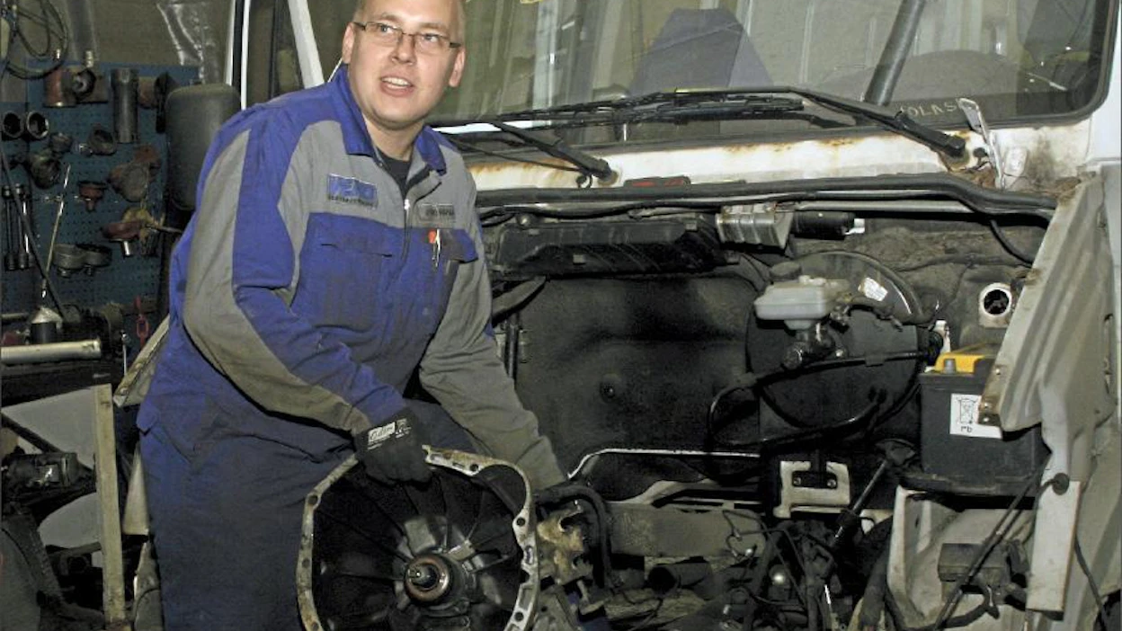 Vaihdelaatikot ovat yksi kysytyimmistä varaosista. Purkamon työntekijöiltä kuten asentaja Juho Karjalta vaaditaan voimaa osien nostamisessa. Selkävaivat ovatkin yksi yleinen sairauspäivien syy. Minna Hiironen