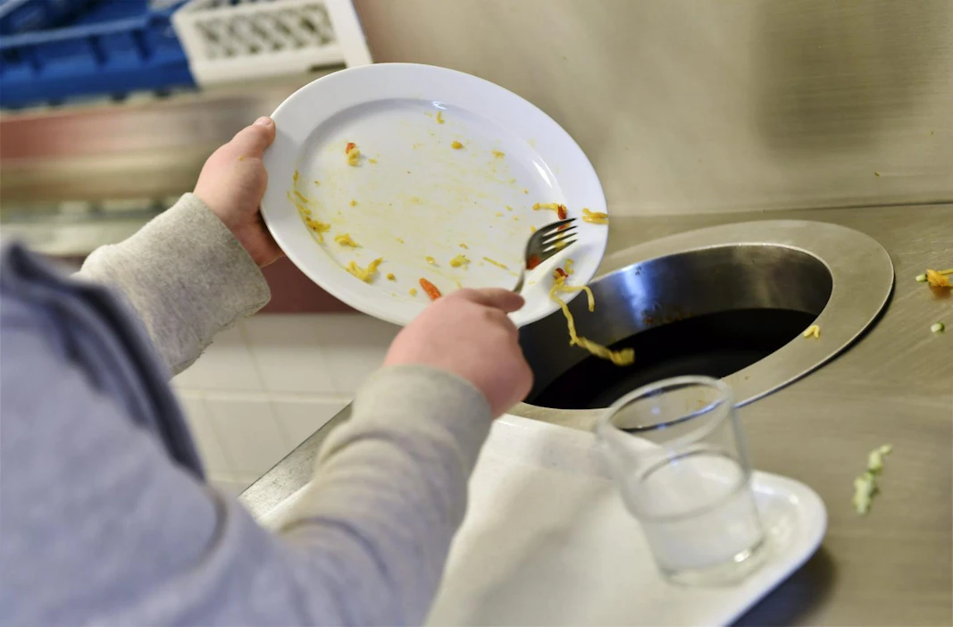 Noin kymmenesosa linjastoravintoloiden valmistamasta ruoasta päätyy hävikiksi. Luken mukaan ravintoloiden henkilökunnalla on usein vaikeuksia arvioida tarvittavan ruoan määrää. LEHTIKUVA / EMMI KORHONEN