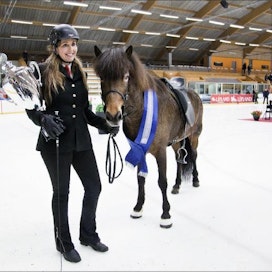 Ístöltin voitti menestyksekäs ratsukko Sara Ástþórsdóttir hevosellaan Sóllilja frá Álfhólum; kirjaimellisesti käännettynä Menninkäismäkien Aurinkolilja. Björgvin Hilmarsson