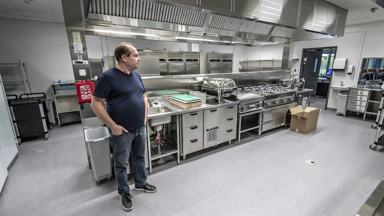 Toisessa kerroksessa on täydellinen ammattilaistason keittiö. Areenassa on useita ravintoloita.