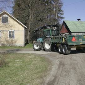 Traktorin kuljettajan aikeita voi ennakoida seuraamalla ajoneuvon liikkeitä ja vilkkuja.