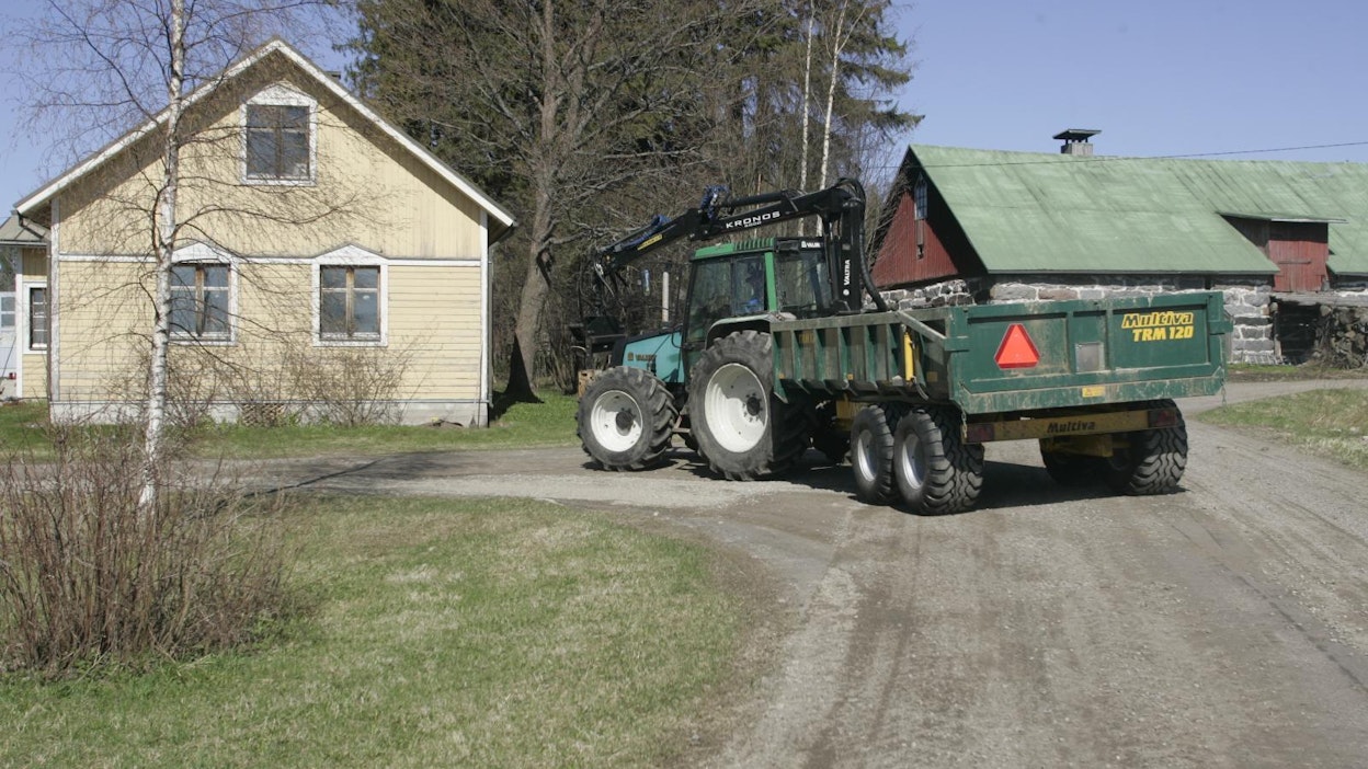 Traktorin kuljettajan aikeita voi ennakoida seuraamalla ajoneuvon liikkeitä ja vilkkuja.