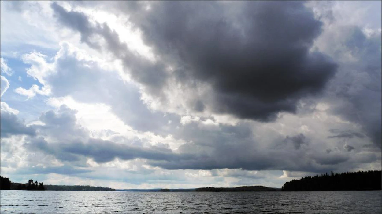 Ukkospilvet toivat mukanaan rajuja sateita ja salamointia sekä tuulenpuuskia. Poikkeuksellisen sään odotetaan väistyvän Venäjälle ensi yönä. Lisää rajujaukkosia voi tulla vielä tänään perjantaina ja ensi yönä. Kari Salonen