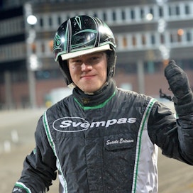 Svante Ericssonin tallin hevoset ovat juosseet tällä kaudella 52 starttia. Voittoja on tullut peräti 21 ja palkintorahoja reilut 1,5 miljoonaa kruunua.