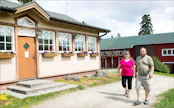 Tuukkalan tilan aamiaismajoitus on päässyt Lonely Planet -matkaoppaaseen. Leena ja Esko Valkonen vuokraavat myös huviloita. Kari Salonen