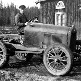 Ruotsalaiset olivat erityisen innokkaita autotraktoreiden rakentajia, 1930-luvun lopulla niitä oli siellä käytössä noin 5 000 kappaletta, traktoreiden kokonaismäärä oli tuolloin suunnilleen 17 000. Tämä vuoden 1923 Buick Roadster on saanut uudet pelkistetyt muotonsa 30-luvun puolivälissä. 60-hevosvoimaisessa 4 litran nelosmoottorissa on riittänyt voimaa, mutta pito on aiheuttanut ongelmia noin tonnin painoisessa kapeapyöräisessä ajoneuvossa. (Kuva: Vänersborgs museum)
