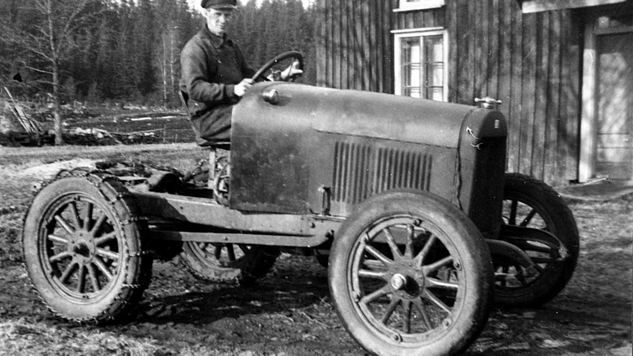 Ruotsalaiset olivat erityisen innokkaita autotraktoreiden rakentajia, 1930-luvun lopulla niitä oli siellä käytössä noin 5 000 kappaletta, traktoreiden kokonaismäärä oli tuolloin suunnilleen 17 000. Tämä vuoden 1923 Buick Roadster on saanut uudet pelkistetyt muotonsa 30-luvun puolivälissä. 60-hevosvoimaisessa 4 litran nelosmoottorissa on riittänyt voimaa, mutta pito on aiheuttanut ongelmia noin tonnin painoisessa kapeapyöräisessä ajoneuvossa. (Kuva: Vänersborgs museum)
