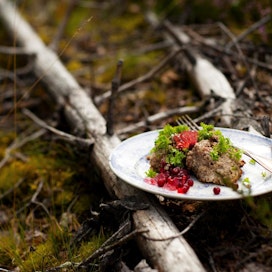 Suurin osa suomalaisista syö maksalaatikkoa mieluiten puolukkasurvoksen kera.