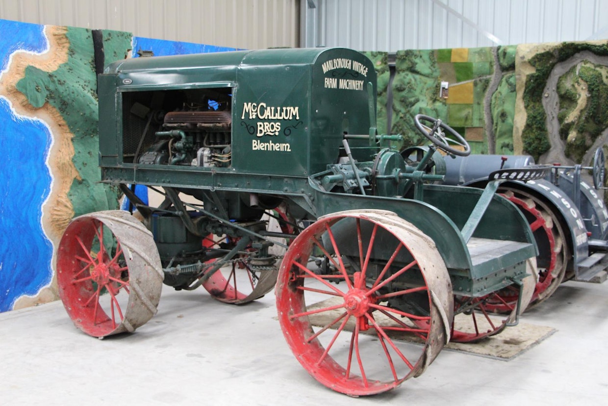 Blenheimin museon harvinaisempaan kalustoon kuuluu nelivetoinen Fitch 20-35 vuodelta 1919. Kokonaisia traktoreita löytyy maailmalta alun toistakymmentä, joista toimintakuntoisia 6. Moottori on 8,15-litrainen Climax, teholtaan 35 hv, traktori painaa 2,7 tonnia. (Blenheim)