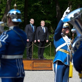 Puolustusministeri Jussi Niinistö (ps.) vieraili perjantaina Karlbergin linnassa ruotsalaiskollegansa Peter Hultqvistin kanssa.