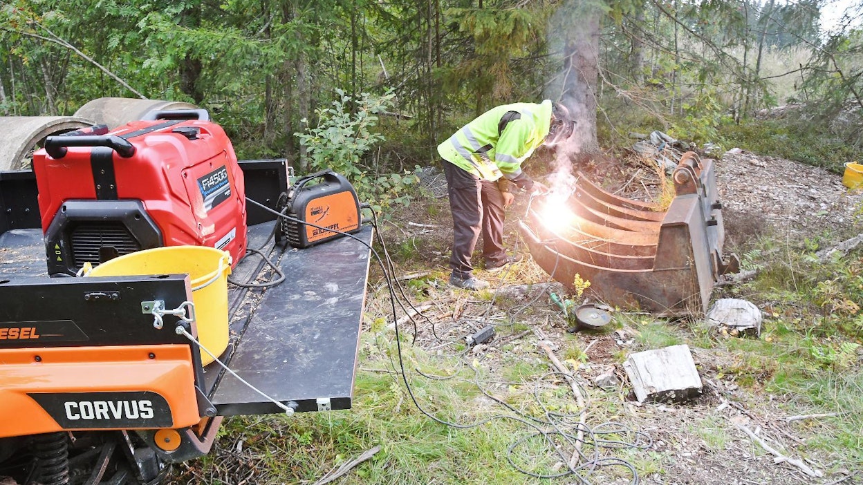 Hitsausvirtaa maastoon: 3,25 mm puikko palaa hyvin. Hieman järeämpikin rälläkkä käynnistyy ja pyörii hyvin.