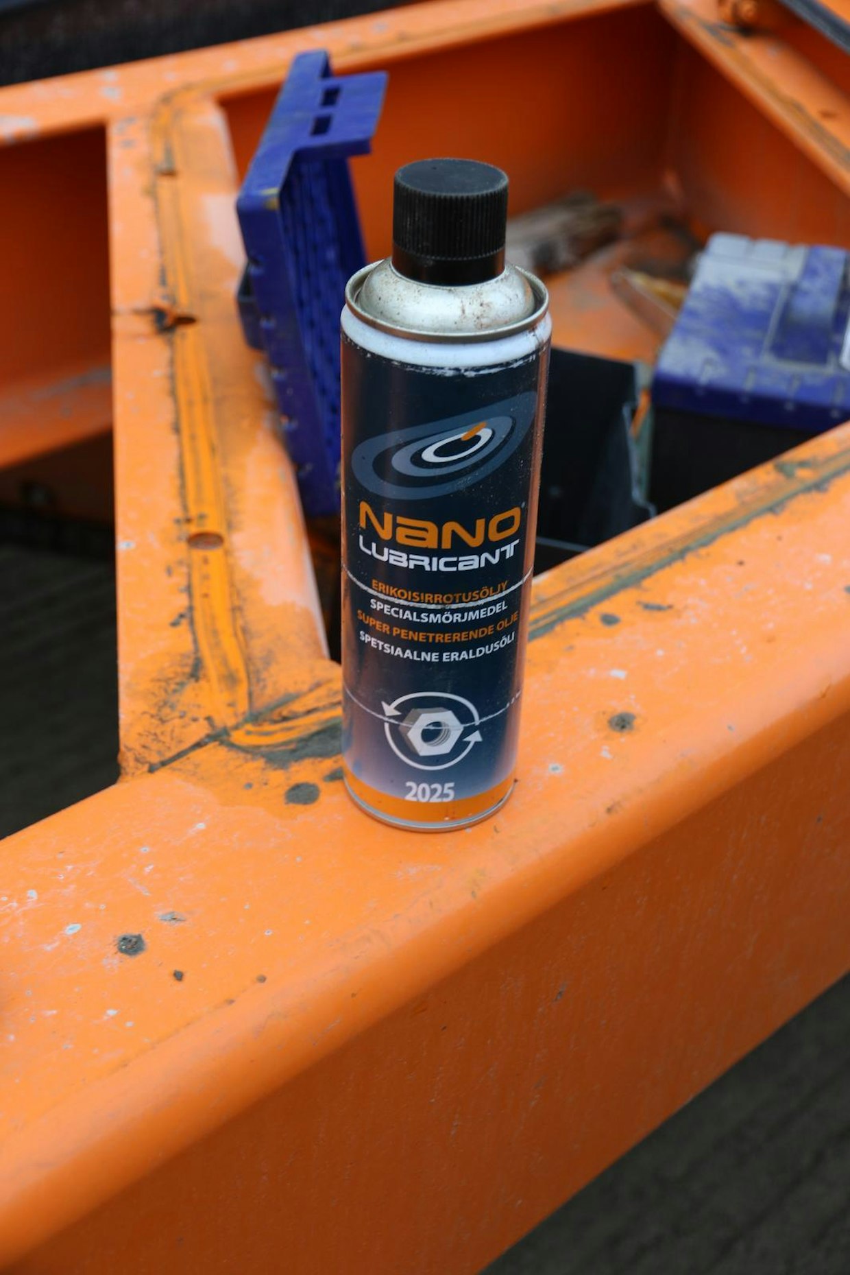 Tappeja Järvinen voitelee Nano Lubricant -erikoisvoiteluaineella.