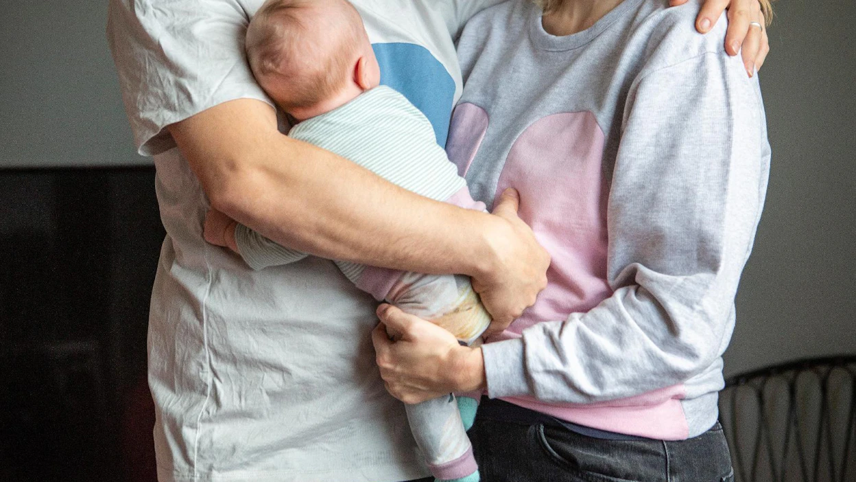 Isyysrahaa maksetaan jokaisesta samanaikaisesti syntyneestä tai adoptoidusta lapsesta jatkossa 18 arkipäivää kauemmin. Tämä helpottaa monikkoperheiden arkea.