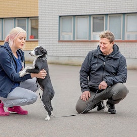 Neea Espo noutaa koiranpentu Snadin omistajaltaan Olli-Pekka Smalilta ulkoa ja vie sen sisään punnittavaksi.
