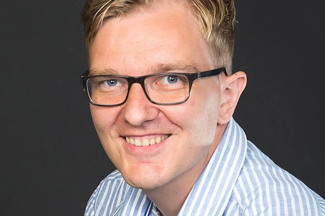Opettaja, opettajankouluttaja, tutkija ja tietokirjailija Juho Norrena uskoo, että lapset kasvattavat aikuisia enemmän kuin aikuiset lapsia. Neljän lapsen isän tuorein kirja, Arvojen varjot, ilmestyi syksyllä.
