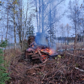 Vanha rakennuksen raunio paloi lauantaina illalla Jämsän Koskenpäällä itsekseen. Ohikulkija nappasi paikanpäältä kuvan, kun savua leijaili läheisellä tiellä.