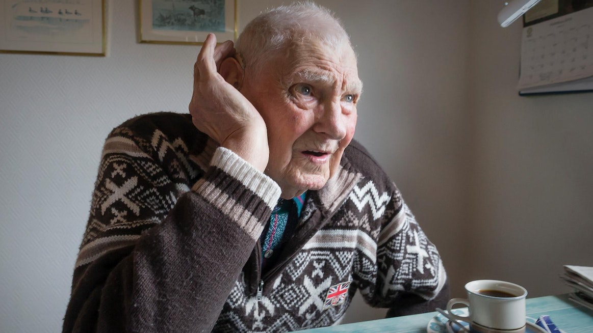Synnyinkieltään englantia Louis Nyyssönen ymmärtää, muttei osaa enää puhua. ”Kun katson Kauniita ja rohkeita, tiedän milloin ne ovat menossa petille”, hän nauraa.