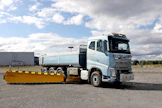 Ohjainjärjestelmä oli asennettuna Volvo FH 540 8x4 Tridem -kuorma-autoon. Auton järjestelmässä on hydrauliikkaöljyä 150 litraa. Pumppuna käytetään 130 cm2 kokoista, säätyvätilavuuksista pumppua, jonka maksimituotto on yli 200 litraa minuutissa.
