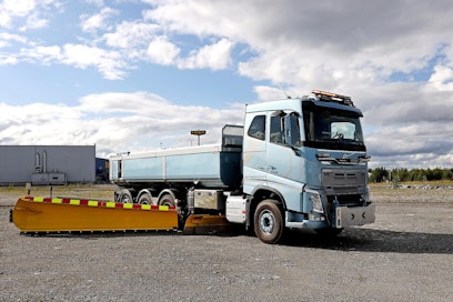 Ohjainjärjestelmä oli asennettuna Volvo FH 540 8x4 Tridem -kuorma-autoon. Auton järjestelmässä on hydrauliikkaöljyä 150 litraa. Pumppuna käytetään 130 cm2 kokoista, säätyvätilavuuksista pumppua, jonka maksimituotto on yli 200 litraa minuutissa.