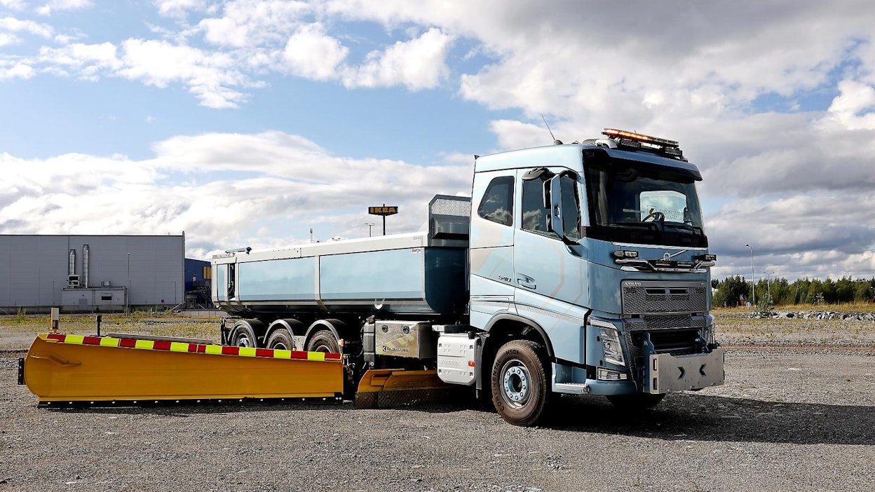 Ohjainjärjestelmä oli asennettuna Volvo FH 540 8x4 Tridem -kuorma-autoon. Auton järjestelmässä on hydrauliikkaöljyä 150 litraa. Pumppuna käytetään 130 cm2 kokoista, säätyvätilavuuksista pumppua, jonka maksimituotto on yli 200 litraa minuutissa.