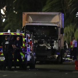 Ranskan Nizzassa kansallispäivää juhlineeseen väkijoukkoon ajettu kuormuri tappoi jopa kymmeniä ihmisiä, sanovat paikallisviranomaiset. LEHTIKUVA/AFP