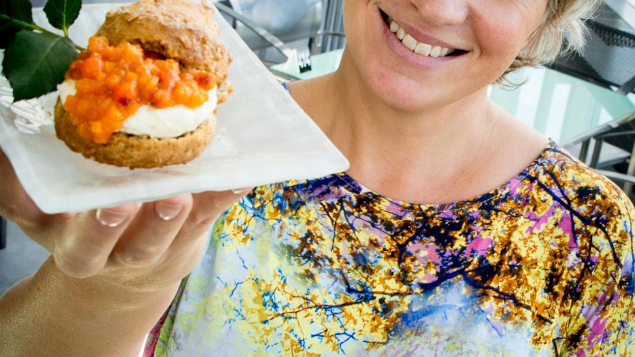 Ravintolapäällikkö Anuliina Pinedan lautasella on spelttiskonssi, jonka välissä on oman pellon porkkanoista tehtyä tyrni-porkkanahilloketta.