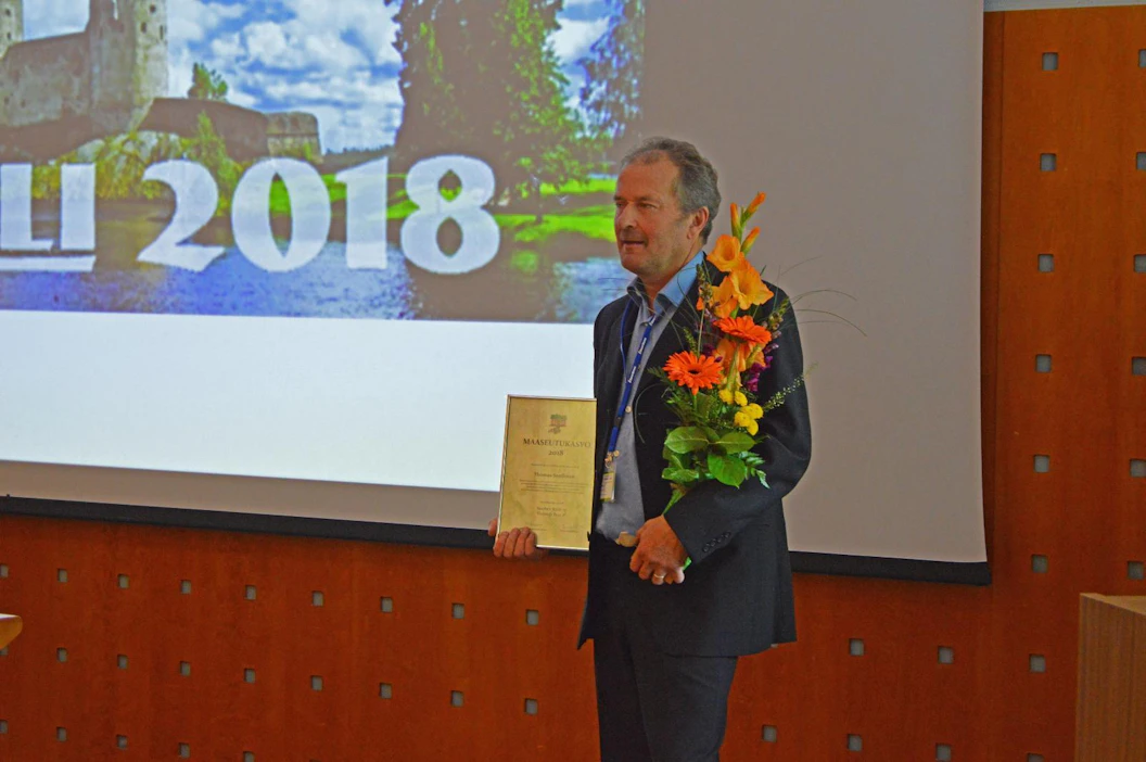 "Olen saanut lukuisia palkintoja, joista olen kiitollinen, mutta paras palaute on tullut maaseudun tuottajilta. Muutaman kerran tuottaja on ottanut minuun yhteyttä ja sanonut, että ennen REKO:a hänellä ei ollut tulevaisuutta, mutta nyt on. Silloin tuntuu, että työllä on merkitystä, kun se on saanut jonkun jatkamaan toimintaansa", Vuoden Maaseutukasvona palkittu Thomas Snellman sanoi kiitospuheessaan.