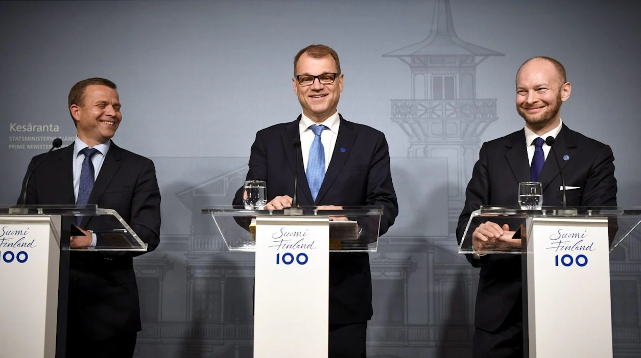 Eduskunta käsittelee tänään opposition soimaamaa hallituspohjaa. Kokoomuksen puheenjohtaja, valtiovarainministeri Petteri Orpo, Keskustan puheenjohtaja, pääministeri Juha Sipilä ja Uusi vaihtoehto -ryhmän trioministeri Sampo Terho kertoivat hallituksen uusista askelmerkeistä tiedotustilaisuudessa viime viikolla.