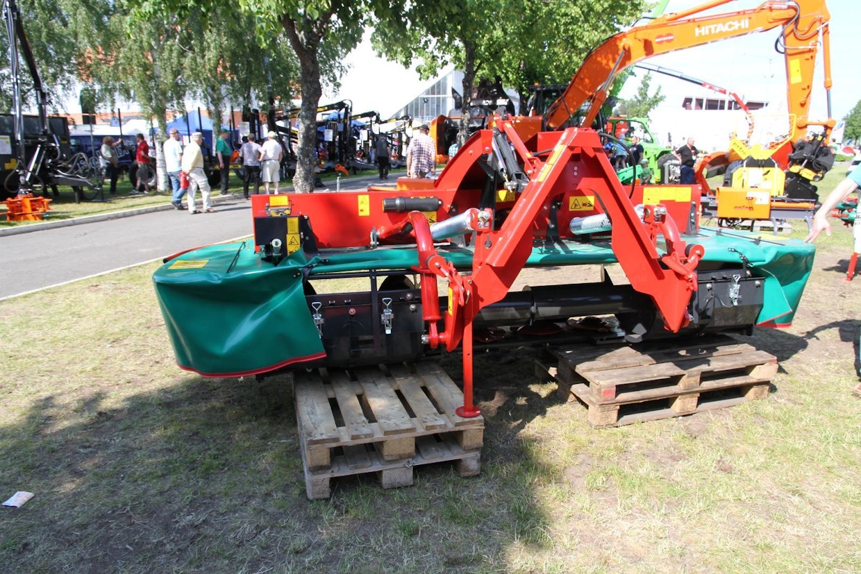 Kvernelandin 2832FS -etuniittokone muodostaa niitetystä kasvustosta karhon säädettävillä karhotinpelleillä ja siirtoruuvilla. Ratkaisun ansiosta niittotraktori ei tallaa rehua. Myös leveälle niitto onnistuu. Valmistajan mukaan työvaiheen tehontarve laskee noin 40 prosenttia niittomurskaukseen verrattuna, joten työ onnistuu pienemmälläkin traktorilla. Samalla polttoaineenkulutus vähenee ja niittokone on myös investointina niittomurskainta edullisempi. (JuL)