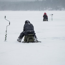 Kalatalouden Keskusliitto muistuttaa, että kalastamista varten tehdyt, halkaisijaltaan yli 40 sentin avannot on merkittävä vähintään 1,2 metriä jään pinnasta ulottuvalla merkkisalolla.