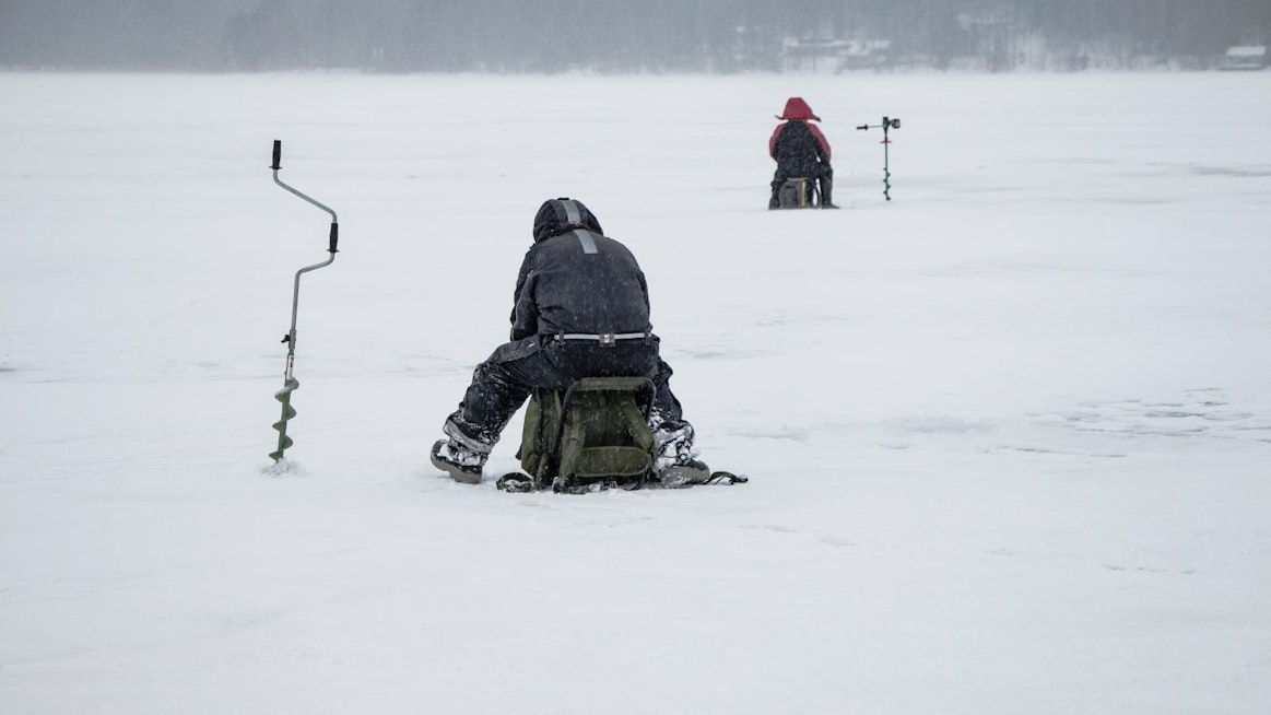 Kalatalouden Keskusliitto muistuttaa, että kalastamista varten tehdyt, halkaisijaltaan yli 40 sentin avannot on merkittävä vähintään 1,2 metriä jään pinnasta ulottuvalla merkkisalolla.