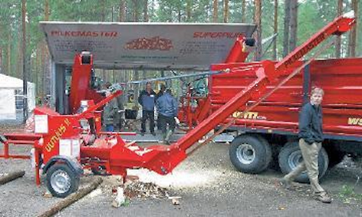 Agromaster Oy esitteli Metkossa uuden Pilkemaster Evo -pilkekoneen. Kuljetin kääntyy sivusuunnassa, ilman että konetta tarvitsee siirtää. Neljä metriä pitkän kuljettimen voi taittaa keskeltä kuljetusasentoon. Halkaisuvoima säätyy automaattisesti välillä 2–7 tonnia. Herkkätoiminen sahan ja puun syötön käyttövipu liikkuu nyt koneen pituussuuntaan. Vipu on suojattu siten, että käsiä ei missään olosuhteissa voi työn aikana laittaa sahaan tai halkaisulinjaan. (IS)