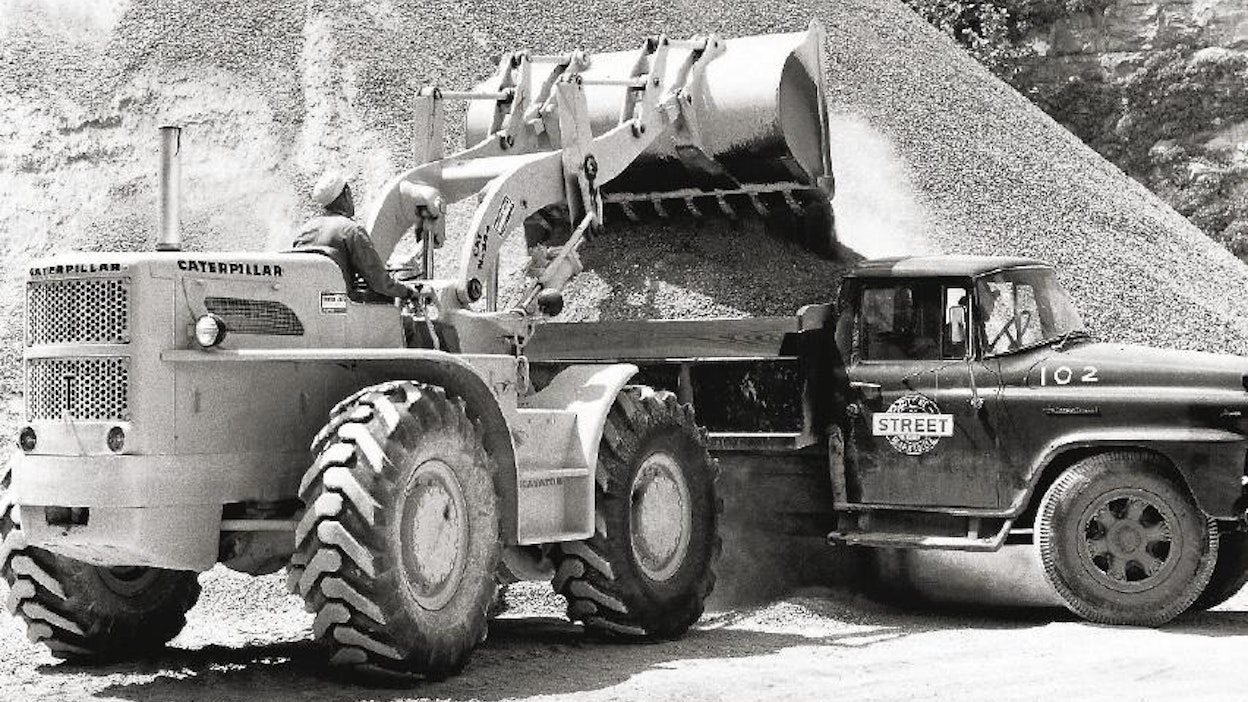 Ensimmäinen sarjavalmisteinen Caterpillar-pyöräkuormain oli vuonna 1959 esitelty 944-malli. Vakiokauha oli 1,5-kuutioinen ja moottoritehoksi ilmoitettiin 105 hevosvoimaa.