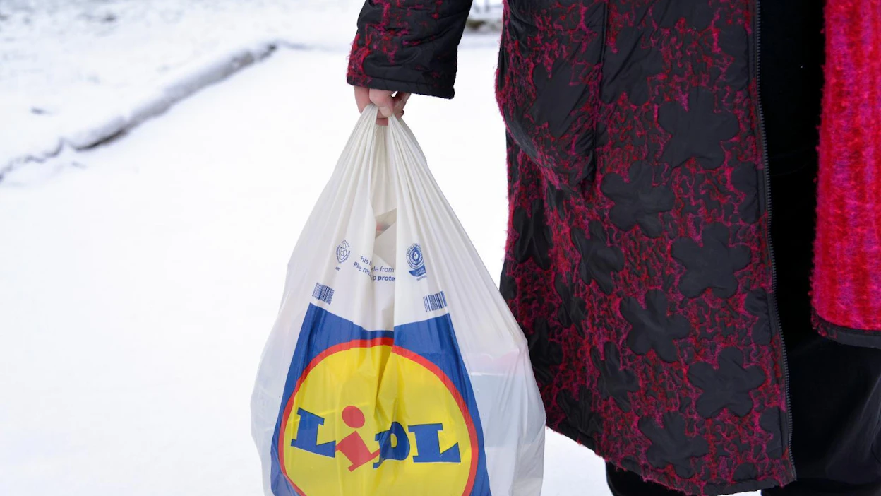 Lidl on mukana muovikassien vähentämiseen tähtäävässä kaupan alan sopimuksessa. Nyt huomio kiinnittyy myös muovikassin sisällä kulkevan pakkausmuovin vähentämiseen.