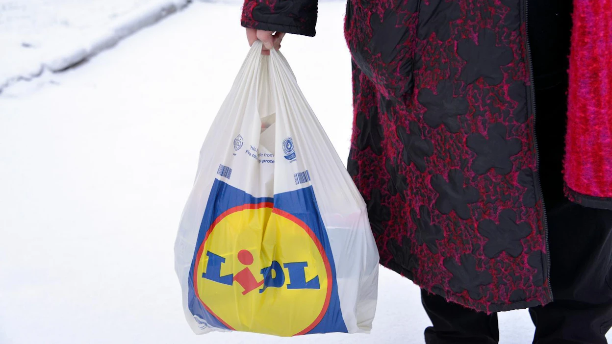 Mikäli muovikasiin päätyy ostamaan, olisi sitä hyvä käyttää useaan kertaan ennen kuin siitä luopuu esimerkiksi roskapussina. Arkistokuva.